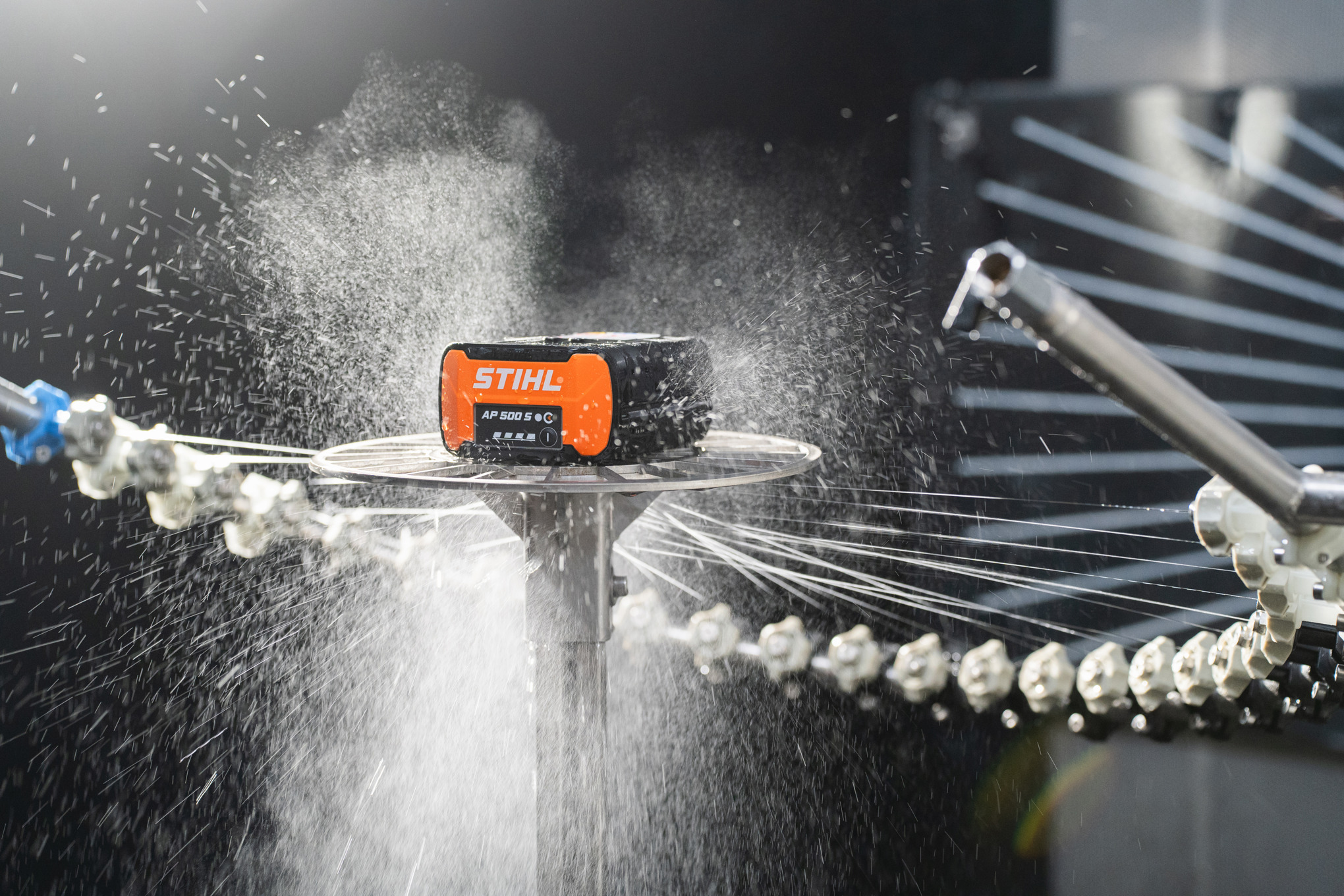 Akumulator STIHL poddawany testowi IPX4