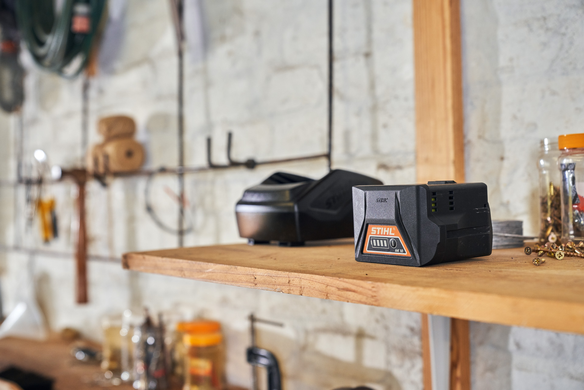 Dwa akumulatory z technologią akumulatorową STIHL leżące na półce w warsztacie