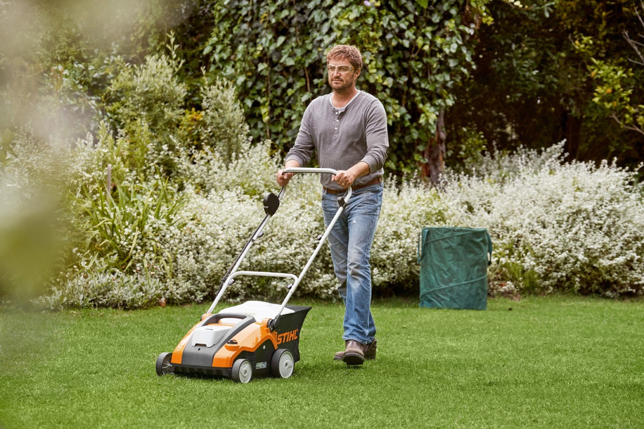 Wertykulacja trawnika wiosną akumulatorowym wertykulatorem STIHL RLA 240 usuwająca mech i filc