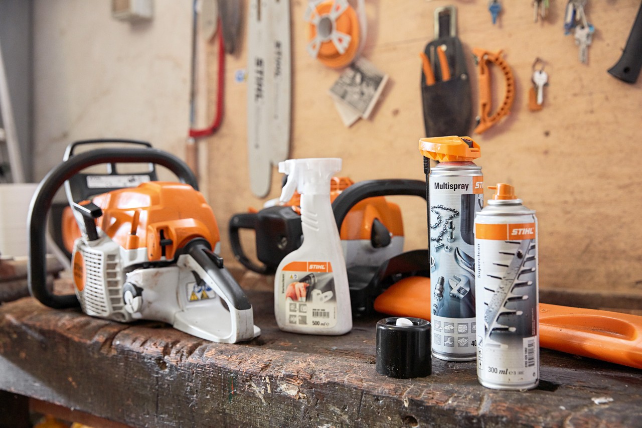 Materiały eksploatacyjne do konserwacji pilarki łańcuchowej: STIHL Varioclean, Multispray i Superclean