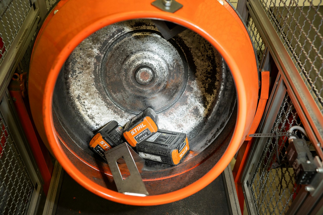Akumulatory STIHL w obrotowym urządzeniu bębnowym