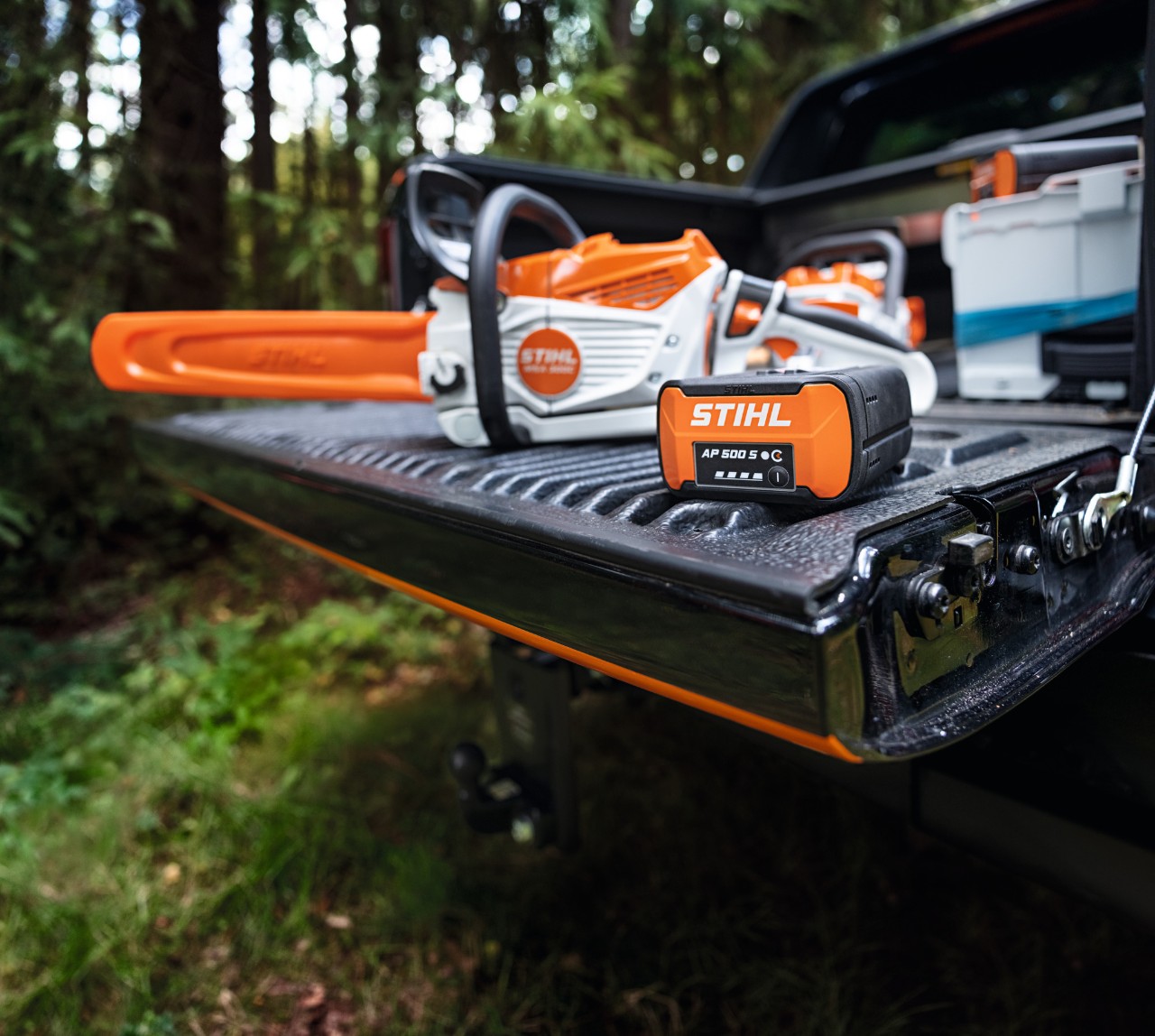 Akumulator litowo-jonowy STIHL AP 500 S i akumulatorowa pilarka łańcuchowa STIHL MSA 300