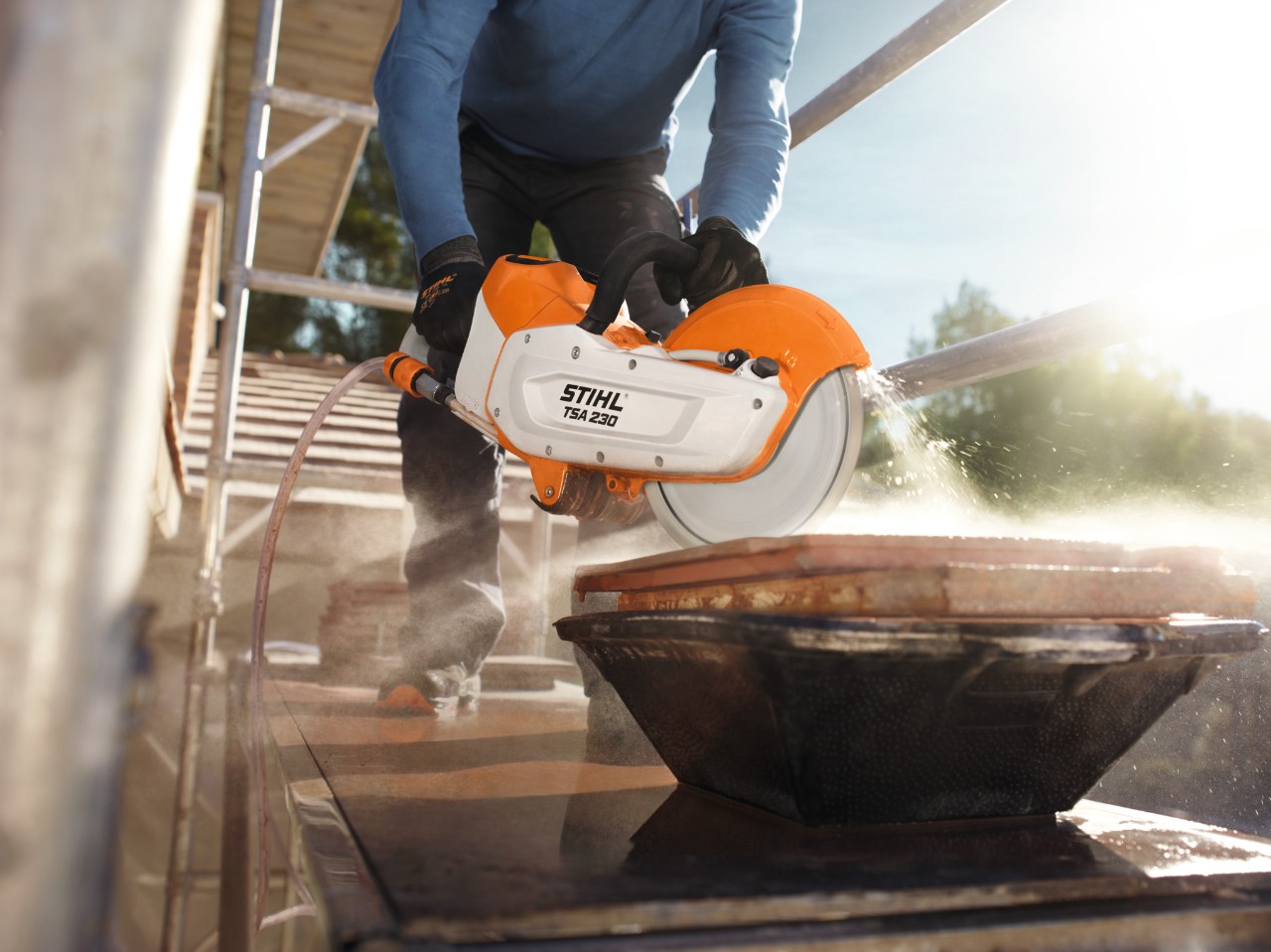 Jedna osoba pracuje z przecinarką akumulatorową STIHL TSA 230 na rusztowaniu