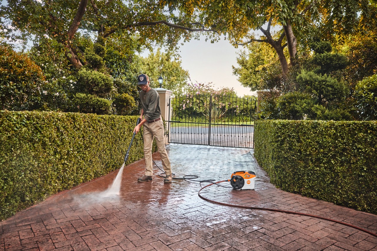 Mężczyzna używa myjki wysokociśnieniowej STIHL REA 100